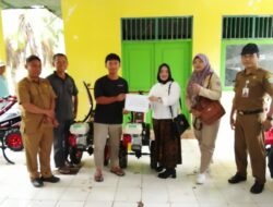 Tingkatkan Produktifitas Petani, Dinas Pertanian Kotabaru Bersama Anggota DPRD Serahkan 4 Traktor 