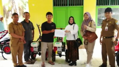 Tingkatkan Produktifitas Petani, Dinas Pertanian Kotabaru Bersama Anggota DPRD Serahkan 4 Traktor 