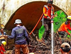 Bersama Tim Gabungan, SENKOM Wonogiri Tangani Sumbatan Jembatan Pondok