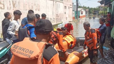 SENKOM Rescue Surakarta Siaga Tangani Dampak Banjir di Wilayah Kaliwingko