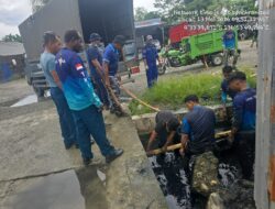 Bersama Lanal, SENKOM Mimika Kerja Bakti Bersihkan Saluran Air