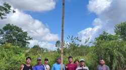 Wujudkan Jalan Terang dan Sambut HUT RI, Warga LDII Satui Timur Pasang Lampu Panel Surya Swadaya