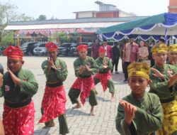 Diiringi Tradisi Pencak Silat PERSINAS ASAD, Bupati Mimika Diarak Menuju Peresmian Masjid Miftahul Huda