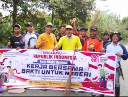 Sambut HUT Ke-81 RI, LDII Kotabaru Bersama SENKOM dan Warga Desa Gunung Sari Gelar Gotong Royong Bersih Jalan