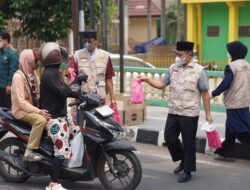 Cegah ISPA Akibat Karhutla, LDII Kayuara Salurkan Masker Bagi Pengguna Jalan
