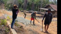 Wujudkan Lingkungan Asri, PAC LDII Sungai Kupang Jaya Pelopori Kerja Bakti dan Perbaikan Jalan